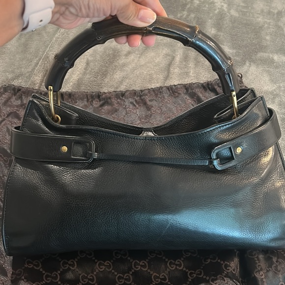 Gucci Elegant Black Leather Bag with Bamboo Handle - Picture 4 of 7